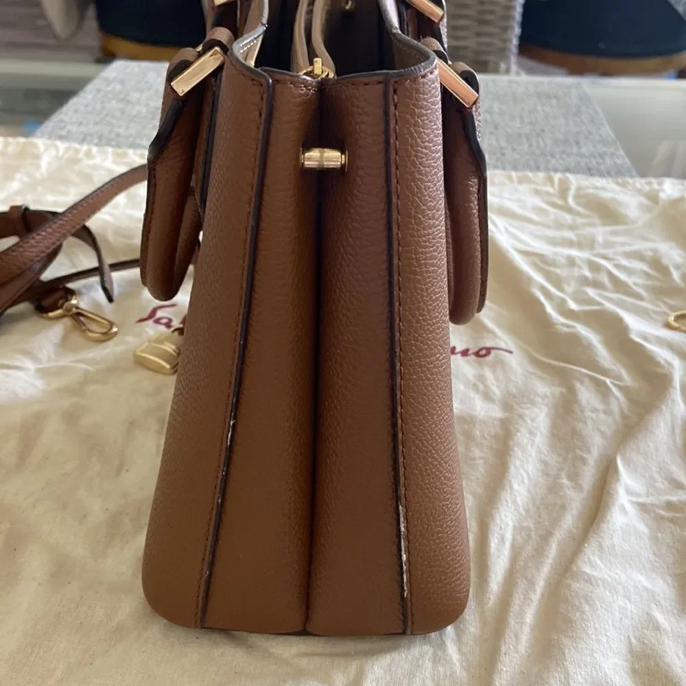 MK Médium Satchel with xbody strap and key card holder marching NWT brown gold